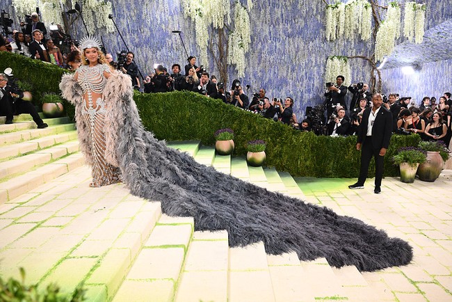 Kembali ke Met Gala setelah hampir satu dekade, Beyoncé tampil monumental dalam gaun rancangan Olivier Rousteing berbentuk struktur kerangka bertabur berlian, dilengkapi jubah bulu dramatis yang megah, menghasilkan tampilan teatrikal yang memadukan kekuatan simbolik, kemewahan, dan estetika seni yang berani. (Foto: Matt Crossick/PA Images via Getty Images)