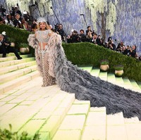 Kembali ke Met Gala setelah hampir satu dekade, Beyoncé tampil monumental dalam gaun rancangan Olivier Rousteing berbentuk struktur kerangka bertabur berlian, dilengkapi jubah bulu dramatis yang megah, menghasilkan tampilan teatrikal yang memadukan kekuatan simbolik, kemewahan, dan estetika seni yang berani. (Foto: Matt Crossick/PA Images via Getty Images)