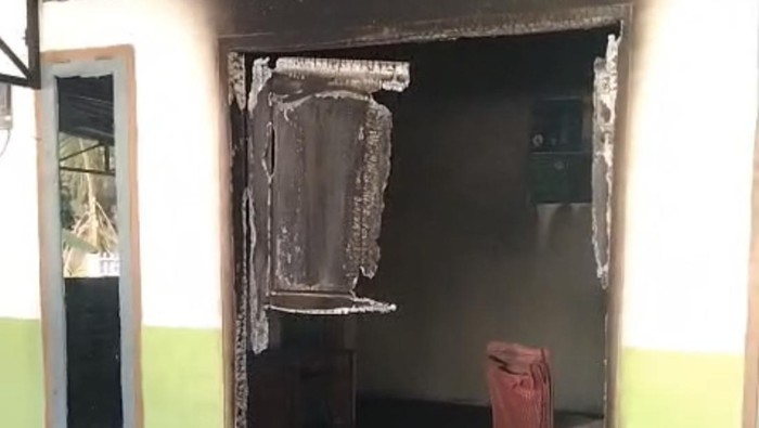 Gedung posyandu di Muna diduga sengaja dibakar orang tidak dikenal.