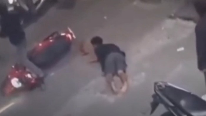 Geng motor tebas pemotor di depan minimarket di Makassar.