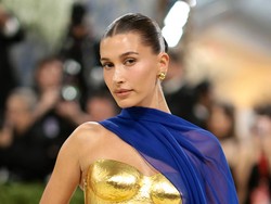 Video: Hailey Bieber's Concealer Hack yang Bikin Wajah Auto Lifted