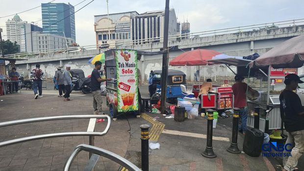 Harga plastik yang masih mahal membuat para pedagang makanan yang biasanya menggunakan kemasan plastik mulai menaikkan harga produknya karena tak kuat lagi untuk membeli plastik kemasan. (CNBC Indonesia/Chandra Dwi Pranata)