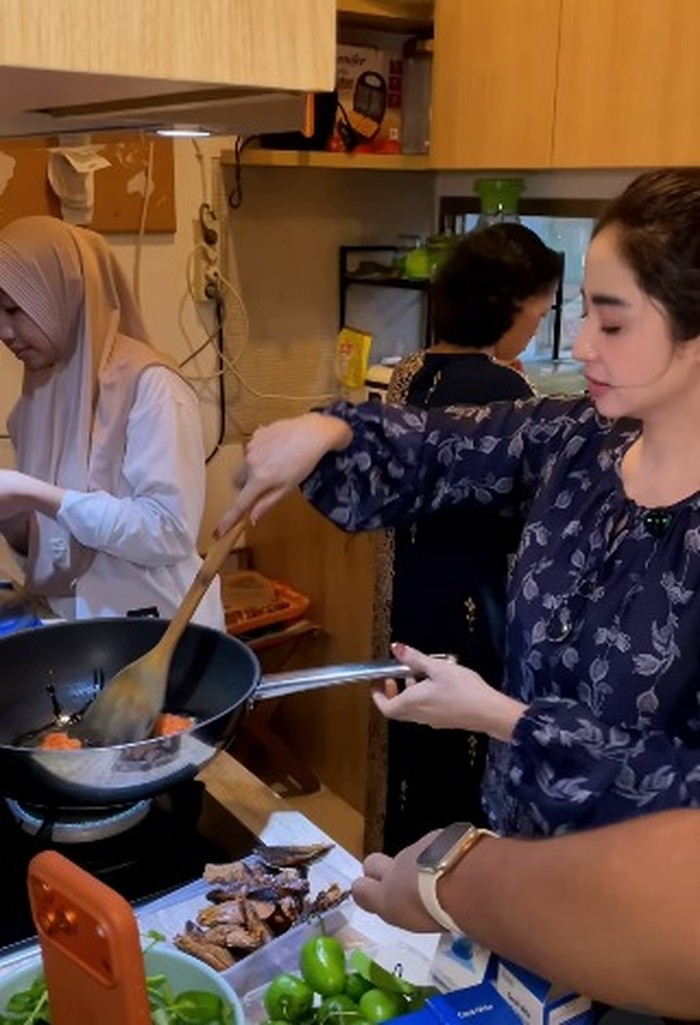 Intip Keseruan Dewi Persik saat Masak di Dapur hingga Cicip Sushi Viral