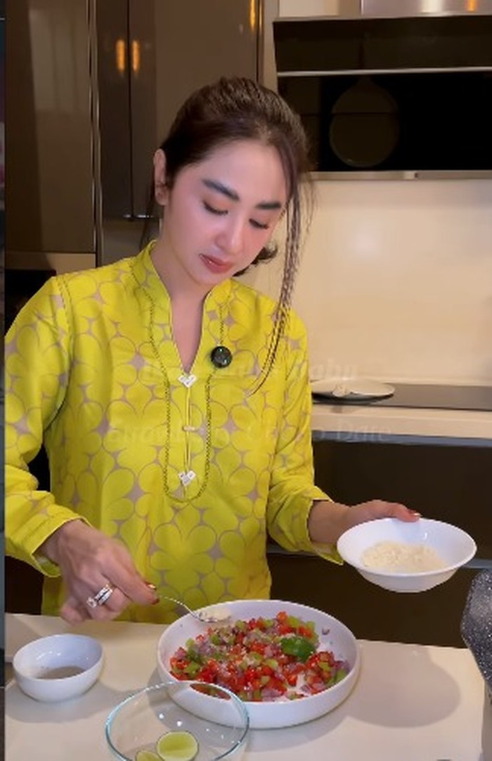 Intip Keseruan Dewi Persik saat Masak di Dapur hingga Cicip Sushi Viral