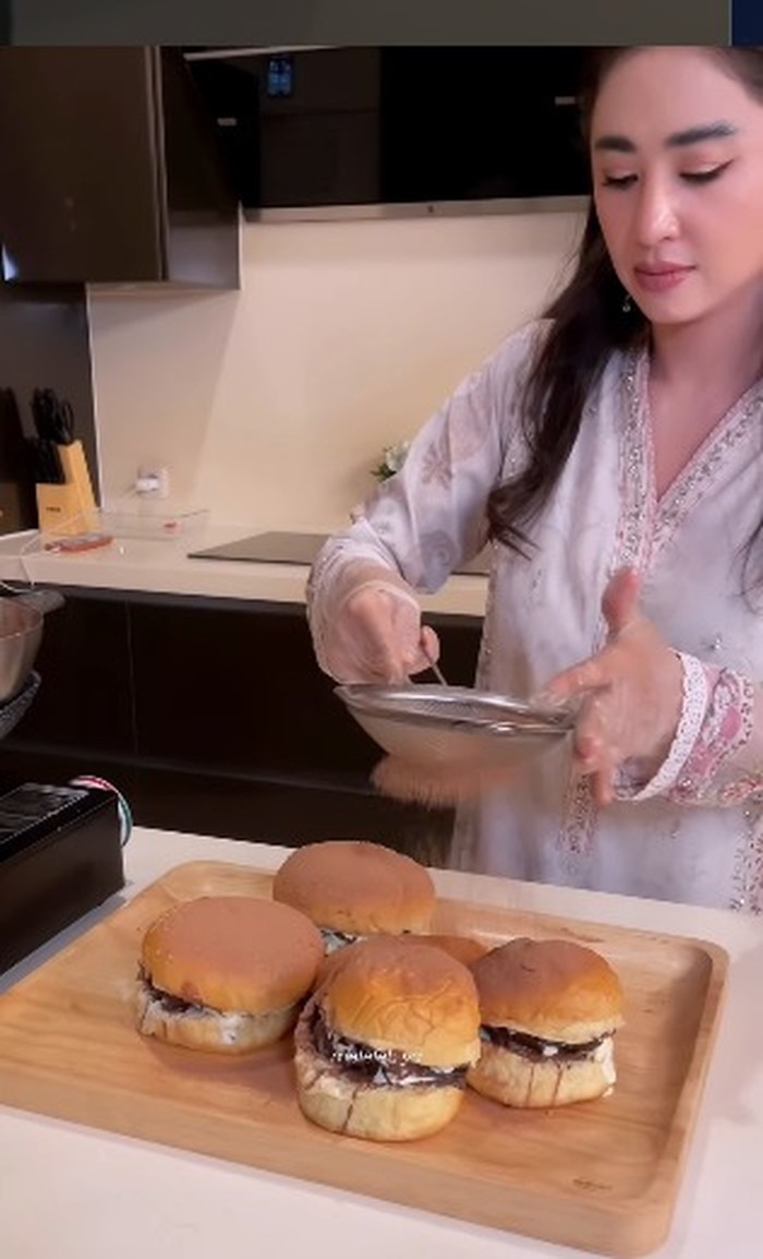 Intip Keseruan Dewi Persik saat Masak di Dapur hingga Cicip Sushi Viral