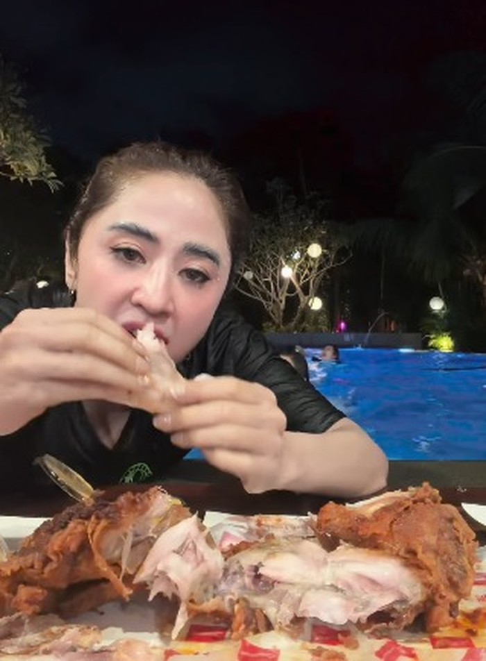 Intip Keseruan Dewi Persik saat Masak di Dapur hingga Cicip Sushi Viral