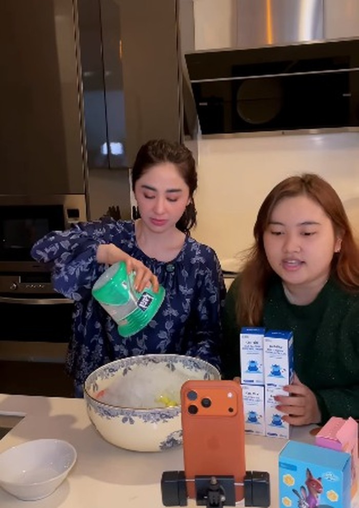Intip Keseruan Dewi Persik saat Masak di Dapur hingga Cicip Sushi Viral