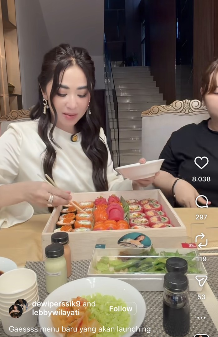 Intip Keseruan Dewi Persik saat Masak di Dapur hingga Cicip Sushi Viral