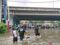 Jasa Gerobak Angkut Motor Cuan Besar di Tengah Banjir Puri Kembangan