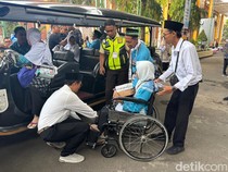 CJH Embarkasi Surabaya Pakai Kursi Roda Naik, Terbanyak dari Bojonegoro