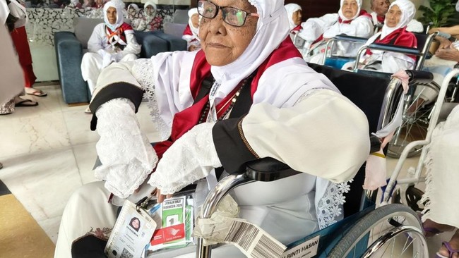 74 Jemaah Lansia Siap Melaksanakan Umrah Wajib dengan Didampingi Petugas PPIH