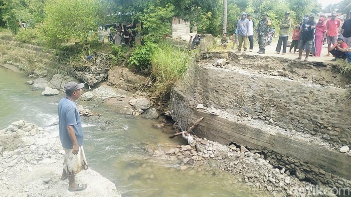Jembatan yang amblas di Polman diputuskan dibongkar karena kondisinya semakin parah.