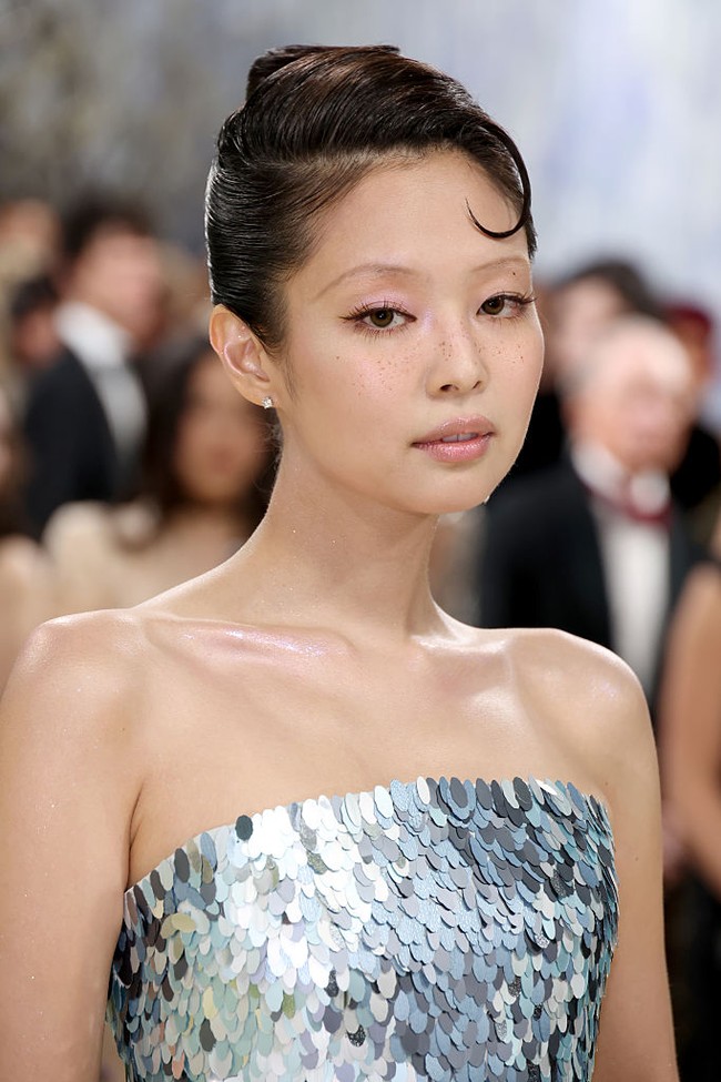 Idol K-Pop berusia 30 tahun ini melengkapi busananya dengan perhiasan Chanel High Jewelry, sementara wajahnya dirias dengan makeup pucat dan diberi aksen freckles. Foto: Getty Images