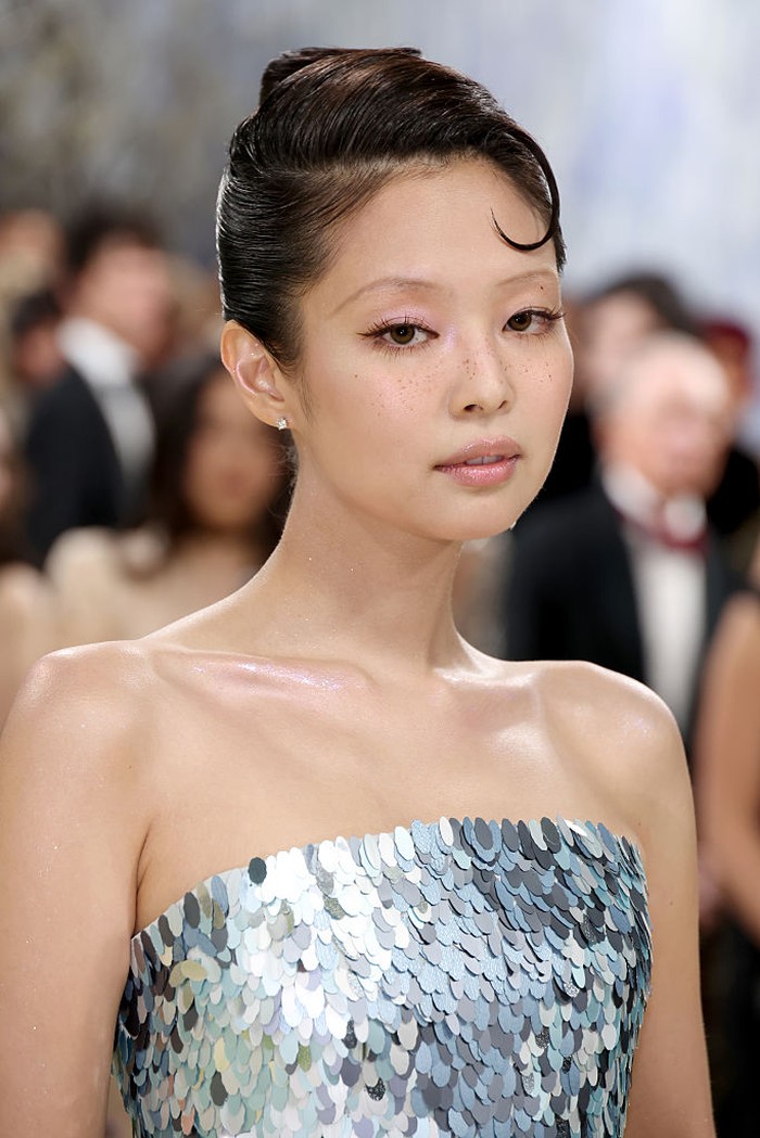 Penampilan Jennie BLACKPINK bergaun Chanel di MET Gala 2026.