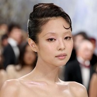 Idol K-Pop berusia 30 tahun ini melengkapi busananya dengan perhiasan Chanel High Jewelry, sementara wajahnya dirias dengan makeup pucat dan diberi aksen freckles. Foto: Getty Images