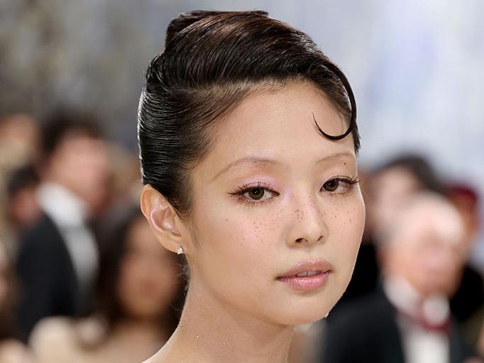 Penampilan Jennie BLACKPINK bergaun Chanel di MET Gala 2026.