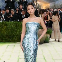 Jennie BLACKPINK berkilau di Met Gala 2026 dengan tube dress yang seluruhnya dihias sequin biru. Gaun dari koleksi Chanel ini dibuat selama 540 jam dan menggunakan tak kurang dari 15.000 elemen hias. Foto: Getty Images for The Met Museum//Dimitrios Kambouris