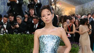 Jennie mencuri perhatian dengan gaun Chanel berpotongan mermaid, bernuansa biru berkilau, tampak seperti sisik ikan.  (Foto: Getty Images for The Met Museum//Dimitrios Kambouris)