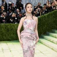 Jisoo BLACKPINK melakukan debut memukau di Met Gala 2026 dalam balutan gaun pink dari Dior yang didesain sang direktur kreatif, Jonathan Anderson. Gaun strapless dengan siluet column tersebut menampilkan potongan backless, dengan material gazar, sejenis kain sutra tipis haute couture. Foto: Getty Images/Jamie McCarthy