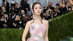 Rambut Jisoo disanggul dan diberi hiasan bunga berwarna senada. (Foto: Getty Images/Jamie McCarthy)