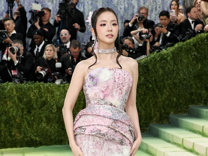 NEW YORK, NEW YORK - MAY 04: Jisoo attends the 2026 Met Gala celebrating Costume Art at the Metropolitan Museum of Art on May 04, 2026 in New York City. (Photo by Jamie McCarthy/Getty Images)