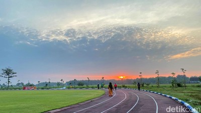 Menikmati Joging View Sunrise dan Gunung Wilis di Gelora Bung Sumardji Nganjuk