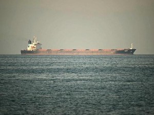 Dikawal Pasukan AS, Kapal Kargo Berhasil Lintasi Selat Hormuz