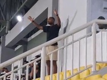 Momen Yuran Fernandes Mencak-mencak di Tribun Stadion Saat PSM Vs Bhayangkara
