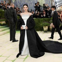 Saat melangkah di red carpet, Karina aespa langsung mencuri perhatian dalam balutan satin dress berwarna putih, berhias manik-manik dan kristal berkilau. Sulaman gaunnya diambil dari koleksi musim semi Prada 2017, sementara model lengannya dibuat dari koleksi musim semi Prada 2007. Foto: Getty Images/Mike Coppola