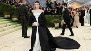 Penampilan Karina dilengkapi mantel hitam yang bagian kerahnya terinspirasi dari Hanbok. (Foto: Getty Images/Mike Coppola)