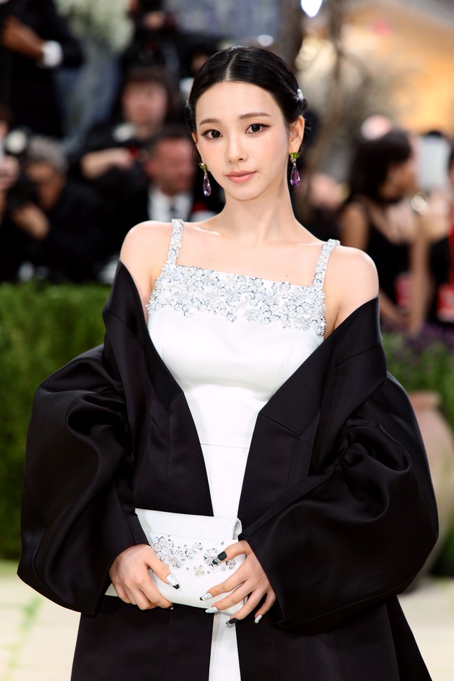 Karina aespa sukses membuat debut dengan kostum spektakuler di MET Gala 2026. Prada membuat rancangan gaun istimewa yang menggabungkan unsur modern dan tradisional kerajaan Korea Selatan untuk global ambasador-nya. Foto: Getty Images for The Met Museum/Dimitrios Kambouris