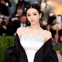 Karina aespa sukses membuat debut dengan kostum spektakuler di MET Gala 2026. Prada membuat rancangan gaun istimewa yang menggabungkan unsur modern dan tradisional kerajaan Korea Selatan untuk global ambasador-nya. Foto: Getty Images for The Met Museum/Dimitrios Kambouris