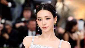 Karina tampil mengenakan dress satin-sutera dengan manik-manik dan aksen bordir di bagian dada. (Foto: Getty Images for The Met Museum//Dimitrios Kambouris)