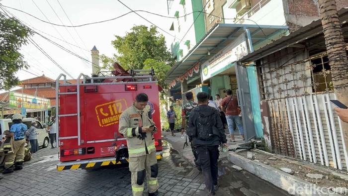 Kebakaran di SD Muhammadiyah 10 Surabaya.