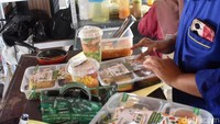 Berbagai produk olahan seperti salad dan jus sayur segar ditampilkan, memanfaatkan hasil panen hidroponik yang diolah langsung dari kebun.