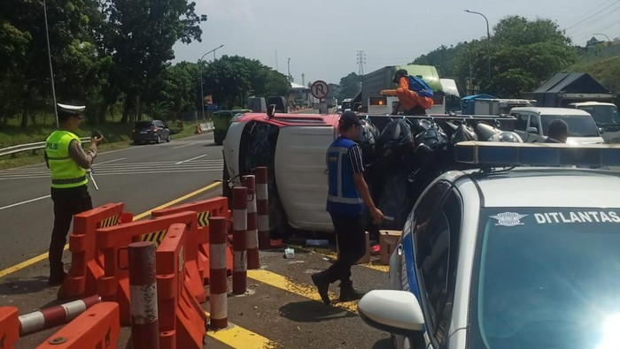Kecelakaan antara mobil pikap Gran Max dan truk bok Colt Diesel di Tol Manyaran, Kecamatan Semarang Barat, Kota Semarang, Selasa (5/5/2026).