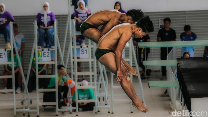 Atlet nasional tampil maksimal saat mengikuti Kejuaraan Akuatik 2026 cabang olahraga lompat indah di Stadion Akuatik Gelora Bung Karno (GBK), Jakarta, Selasa (5/5/2026). Mereka berjuang menunjukkan teknik dan konsistensi terbaik demi meraih nilai tinggi dari dewan juri.