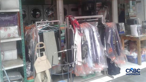 Kenaikan harga bahan baku plastik sudah mulai berdampak ke usaha dan jasa pencucian pakaian atau laundry, di mana harga plastik yang makin mahal membuat toko laundry terpaksa menaikkan harga jasa. (CNBC Indonesia/Chandra Dwi Pranata)