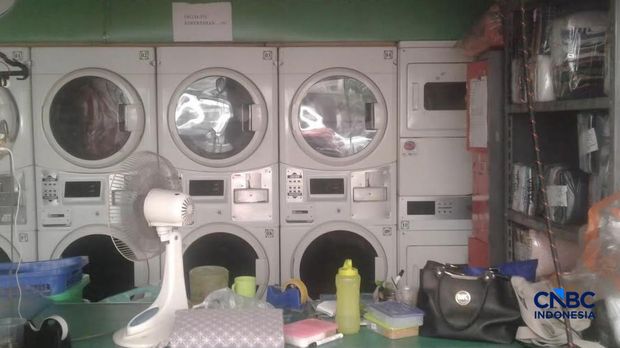 Kenaikan harga bahan baku plastik sudah mulai berdampak ke usaha dan jasa pencucian pakaian atau laundry, di mana harga plastik yang makin mahal membuat toko laundry terpaksa menaikkan harga jasa. (CNBC Indonesia/Chandra Dwi Pranata)