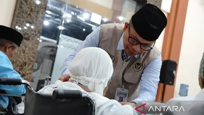 Ketua Panitia Penyelenggara Ibadah Haji Embarkasi Medan Zulkifli Sitorus ketika berdialog dengan calon haji lanjut usia Kloter 8 Embarkasi Medan di Aula Jabal Nur Asrama Haji Medan, Sumatera Utara, Rabu (29/04/2026).