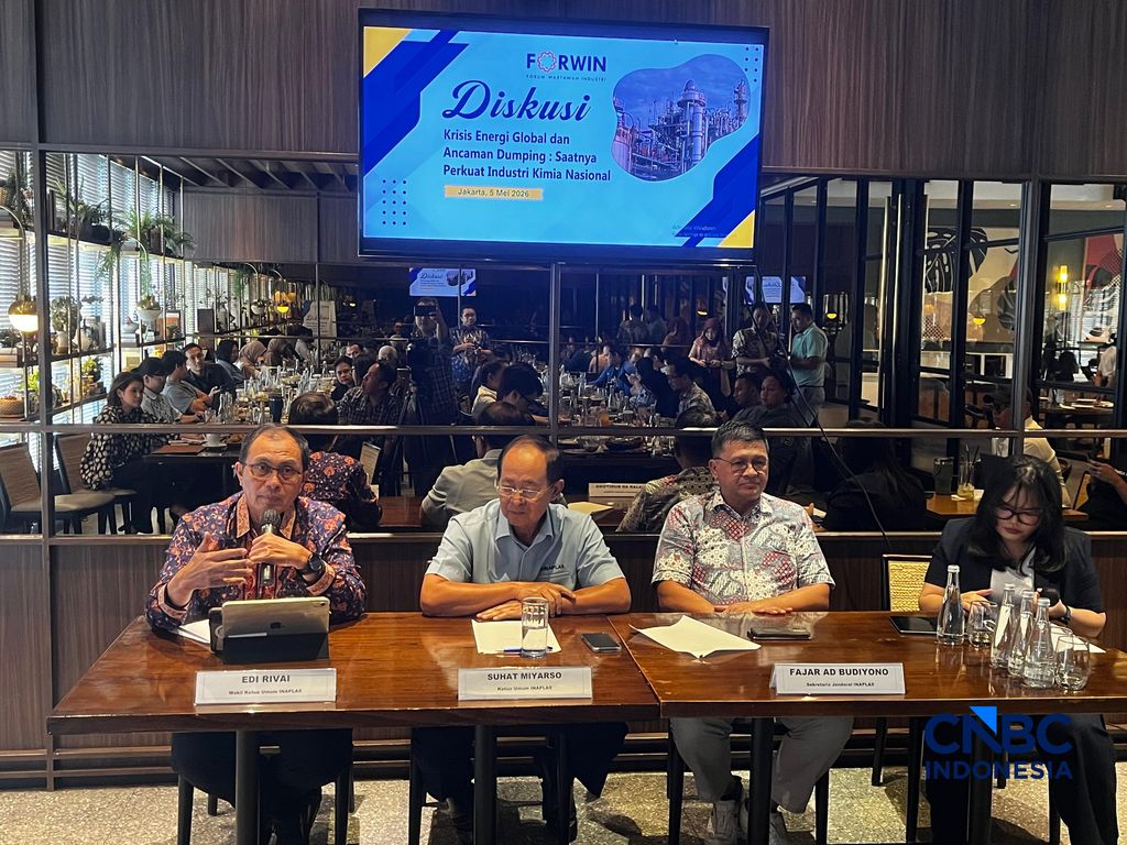 (kiri ke kanan): Wakil Ketua Asosiasi Industri Olefin Aromatik dan Plastik Indonesia (INAPLAS), Ketua Umum Inaplas Suhat Miyarso, Sekretaris Jenderal Inaplas Fajar AD Budiyono dalam dalam diskusi Forum Wartawan Industri (Forwin) di Jakarta, Selasa (5/5/2026). (CNBC Indonesia/Ferry Sandi)