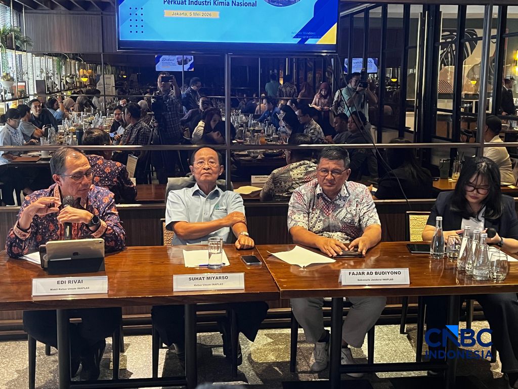 (kiri ke kanan): Wakil Ketua Asosiasi Industri Olefin Aromatik dan Plastik Indonesia (INAPLAS), Ketua Umum Inaplas Suhat Miyarso, Sekretaris Jenderal Inaplas Fajar AD Budiyono dalam dalam diskusi Forum Wartawan Industri (Forwin) di Jakarta, Selasa (5/5/2026). (CNBC Indonesia/Ferry Sandi)