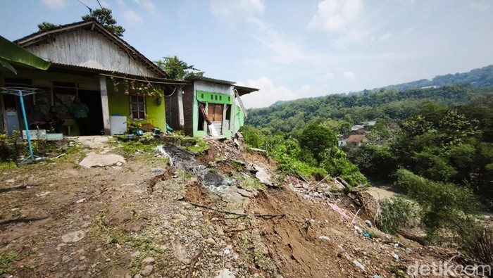 Kondisi rumah terdampak longsor di Kalialang Lama, Sukorejo, Gunungpati, Kota Semarang, Selasa (5/5/2026).