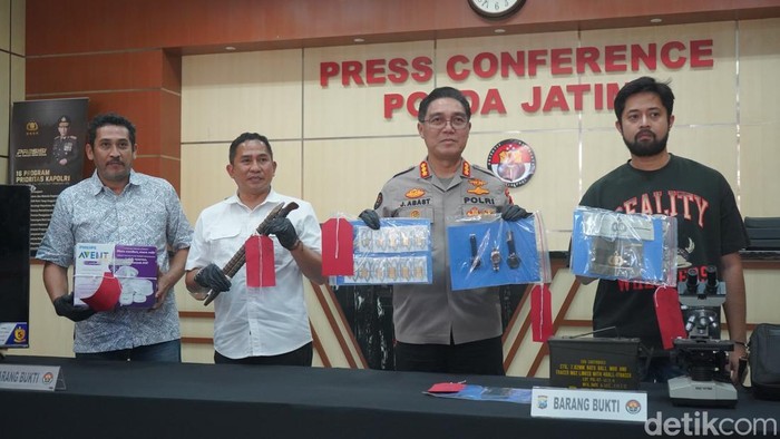 Konferensi pers di Polda Jatim