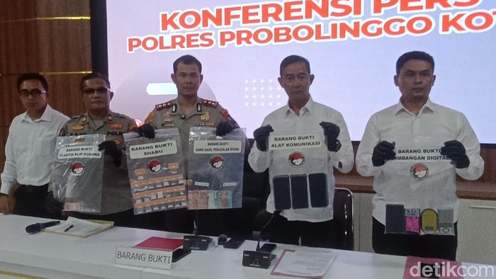 Konferensi pers di Polres Probolinggo Kota