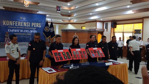 Konferensi pers Kanwil Ditjen Imigrasi Bali soal pengungkapan kasus WNA, Selasa (05/5/2026). (Wibhi Leksono/detilBali)