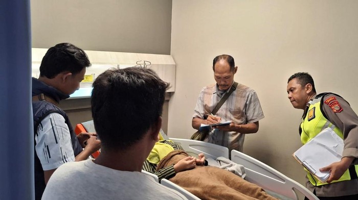 Korban saat mendapatkan penanganan medis usai mengalami laka tunggal saat mengejar pelaku penjambretan.