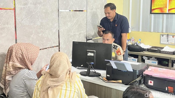 Korban saat membuat laporan rumahnya dirusak OTK