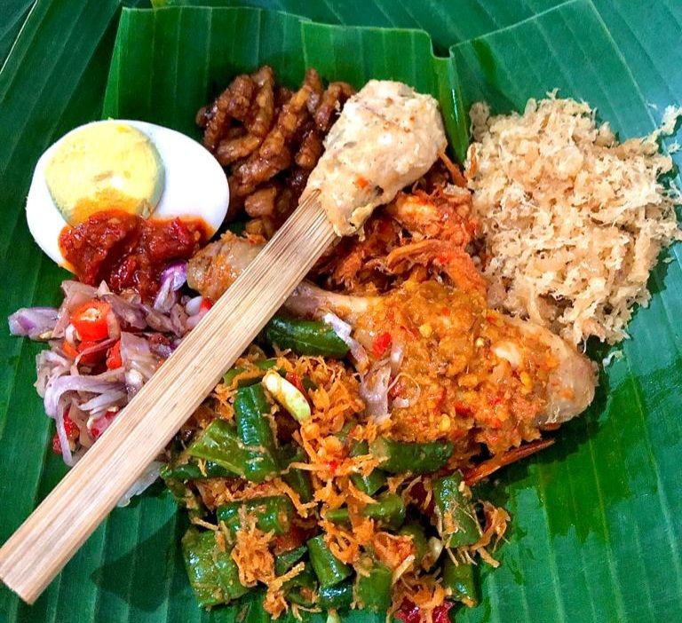 Kuliner di perumahan Dapur Ibuk Nyoman dan Tob's Joint di area perumahan