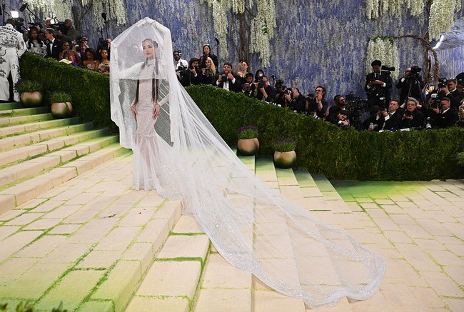 Met Gala 2026 yang diketuai bersama oleh Beyoncé, Nicole Kidman, Venus Williams, dan Anna Wintour, menjadi debut LISA sebagai bagian dari komite tuan rumah. Namun bukan pertama kalinya ia menghadiri Met Gala. Pada 2025, Lisa hadir memakai busana dari Louis Vuitton. Foto: Dok. Getty Images